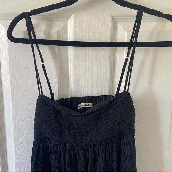 Abercrombie & Fitch Crinkle Textured Maxi Dress in Black - Picture 3 of 6